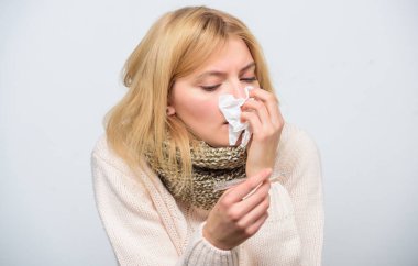 Ateşi nasıl düşürür. Ateş belirtileri ve nedenleri. Ateşi olan hasta bir kız. Kız hasta termometre ve doku tutun. Sıcaklığı ölçün. Ateş ilaçları kırmak. Mevsimsel grip kavramı. Kadın kötü hissediyor