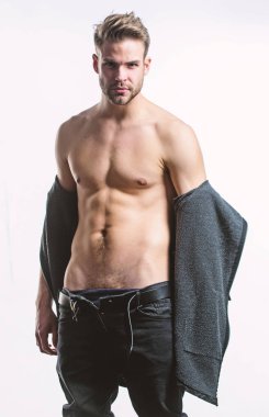 Atlet adam, saç bakımı. Spor sonrası kas eğitmeni. Fitness diyeti. Arzu ve ayartma. Seksi kaslı maço. Erkek modası ve güzelliği. Çıplak gövdeli altı paket seksi adam. Trendy arıyorsunuz