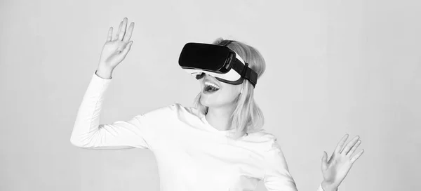Nő visel a virtuális valóság szemüveg. Lenyűgözött a fiatal nő megérintette a levegő a Vr élmény során. Nő élvezi számítógépes szórakoztató élményt a vr. VR nő. — Stock Fotó