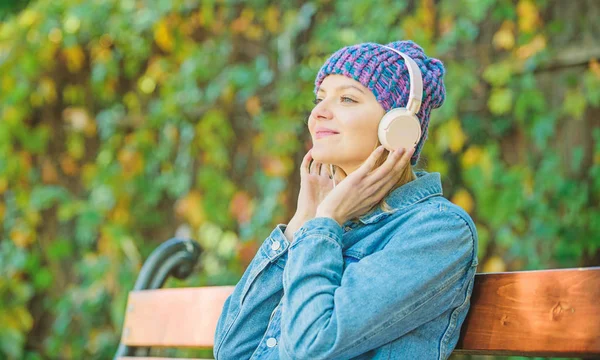 Libros electrónicos. estilo y música. escuchando música en el parque. tecnología moderna en lugar de leer. relajarse en el parque con libros electrónicos. chica hipster con reproductor de mp3. mujer hipster con auriculares. Concepto de libros electrónicos — Foto de Stock