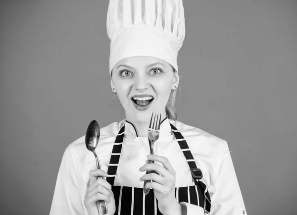 당신이 먹는 기구 제공. 요리 학교 전문 쿡입니다. 스테인리스 숟가락과 포크를 들고 여자 요리사입니다. 요리 예술 아카데미입니다. 요리 능력입니다. 전통 요리 — 스톡 사진