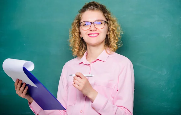 Plan de lección. De acuerdo con las reglas. Documentos documentales. La tarea escolar. De vuelta a la escuela. Día del conocimiento. Quién está presente hoy. Concepto de lista de llamadas. Mujer escuela maestro hold carpeta documentos — Foto de Stock