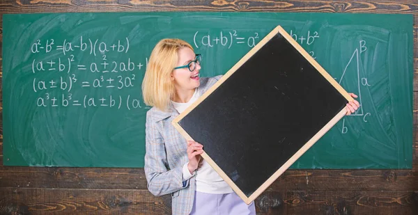 Información de Hometask. Profesor mostrar información de la escuela. Recuerda esta información. Profesor inteligente sonriente mujer mantenga pizarra espacio en blanco anuncio copia. Horario escolar e información — Foto de Stock