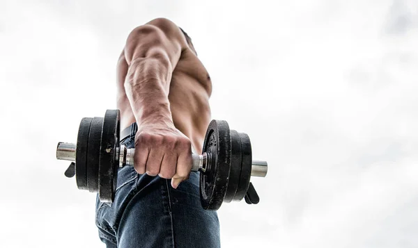 Cuerpo atlético. Gimnasio de tontos. Hombre musculoso haciendo ejercicio por la mañana con la barra. equipo de fitness y deporte. Estilo de vida saludable. deportista atlético levantamiento de pesas. esteroides. espacio de copia —  Fotos de Stock