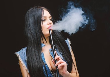 Nargile barı. Elektronik sigara. Moda kız vaping. Beyaz duman bulutu. Vaping çok seksi. Nikotin bağımlılığı. Glamorous esmer sigara vaping cihazı siyah arka plan. Kız vaping. Dinlen in ve rahatla