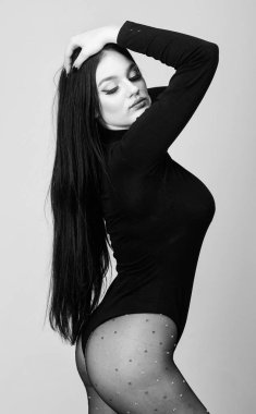 Seksi vücut gurur. Kendine güvenen ve muhteşem. Kendini geliştirme. Mükemmel vücut. Vücut eğrilerinizi geliştirin. İç çamaşırı modelleme. Kadın çekici esmer tayt poz. Seksi bayan. Harika hissetmek