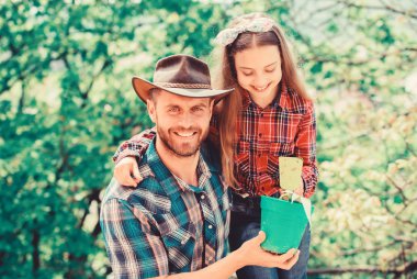 Çiçek uzmanı. ekoloji ortamı. toprak ve gübre. küçük kız ve mutlu adam baba. dünya günü. yeni bir hayat. aile çiftliği. Tarım. Baba ve kızı çiftlikte. bahar köy ülke