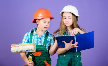 Kız kardeşler evi yeniliyor. Ev geliştirme faaliyetleri. Çocuklar yeni odaları için boya rengini seçiyorlar. Çocuk kızlar yenileme planlıyor. Çocuk kız kardeşler odalarını yenileme kakın. Amatör yenileme