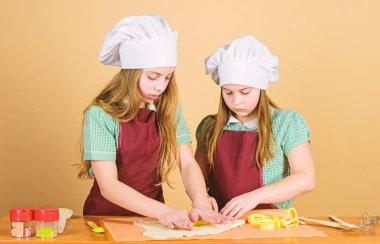 Sevimli fırın bayanlar. Sevimli küçük kızlar pastanede hamur yoğurunuyorlar. Küçük çocuklar fırın hamuru hazırlıyorlar. Pişirme fırın gıda