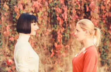 kızların gözlerinin içine bakıyorlar. kadın arkadaşlığı. En iyi dostlar. şans toplantısı. Sonsuza dek arkadaşlık. İki güzel kadının portresi. İki kadın karşı karşıya. Rekabet. Merhaba