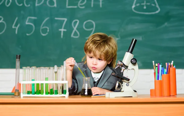 Vetenskaps experiment med Mikroskop i Lab. Pedagogisk forskning. biologi utrustning. liten pojke på lektionen. Tillbaka till skolan. Liten unge lära kemi i skolan laboratorium. Upptäcka botemedel — Stockfoto