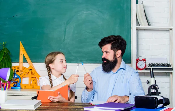 Pedagogo talentoso. Trabalhem juntos para conseguir mais. Um pedagogo barbudo. A estudar em casa com o pai. Encontra um amigo para te ajudar a estudar. Uma lição privada. Professora e aluna. Competências pedagógicas — Fotografia de Stock