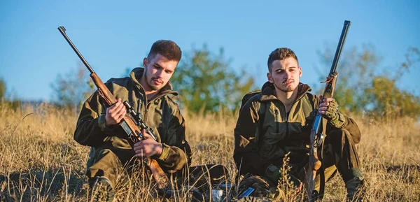 Hunter amigo disfrutar del ocio en el campo. Caza con amigos ocio hobby. El descanso para los hombres de verdad concepto. Cazadores guardabosques relajarse. Hablando de atrapar. Cazadores con rifles relajantes en ambiente natural — Foto de Stock