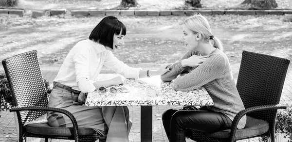 Temps libre avec joie. terrasse de café. Bon petit déjeuner. C'est l'heure de se détendre. les amies heureuses passent du temps au café. Une vraie fripouille. fraternité de liens familiaux. réunion bisous. inspiration du matin — Photo