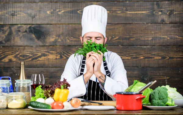 Vegetarische Salade met verse groente. Dieet van biologisch voedsel. Cuisine culinair. Vitamine. Gelukkig bebaarde man. recept van de chef. Gezond eten koken. Volwassen hipster met baard. Ik maak altijd een gezonde keuze — Stockfoto