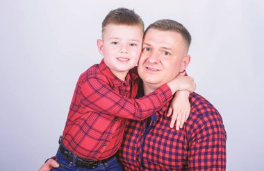 Havalı çocuklar. Baba küçük oğlu kırmızı gömlek aile kıyafeti bakmak. Sonsuza kadar en iyi arkadaşlar. Çocuğun babası olmanın mutluluğu. Babam ve sevimli çocuk. Ebeveynlik kavramı. Babalar günü. Asil insan baba örneği