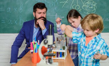 Birlikte deney. Çocuklar okulda eğleniyor sevimli arkadaşlar. Okul kimya laboratuarı konsepti. Destekleyici çevre Stem keşfetmek. Pratik bilgi. Çocuk bakımı ve gelişimi. Okul sınıfları