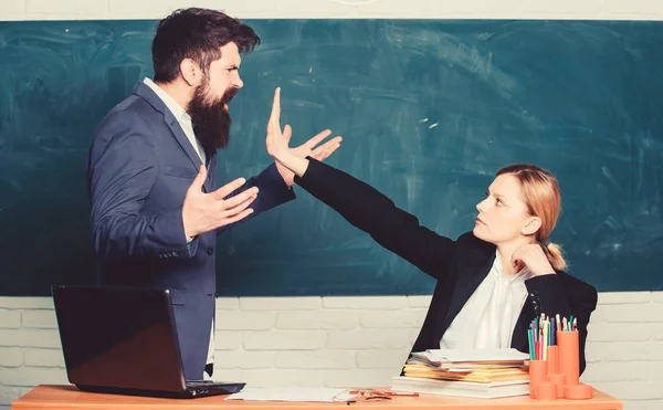 Por favor, cala-te. Cansado de reclamações. Indiferente em relação à objeção. Recusa de objecção. Professor e pai da escola. Pára de falar comigo. Críticas e conceito de objeção. Professor quer que o homem se cale — Fotografia de Stock