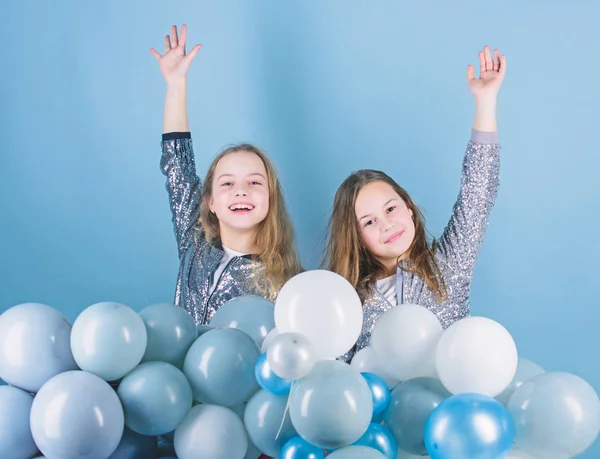 Schwestern organisieren Heimatfest. Spaß haben. Ballon-Motto-Party. Mädchen kleine Geschwister in der Nähe von Ballons. Geburtstagsfeier. Glück und heitere Momente. Unbeschwerte Kindheit. Starten Sie diese Party — Stockfoto