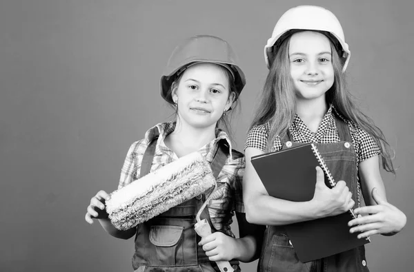 Foreman ellenőr. Javítás. kis lányok javítása együtt műhelyében. Labor nap. május 1-jén. mérnöki ötletnek. Kis gyerekek sisakot a tabletta és görgő. Javítóműhely. A gyerekekkel végzett munka javítása — Stock Fotó