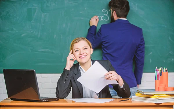 Geschäftsleute nutzen Laptop und Dokumente. Papierarbeit. Büroleben. Lehrer und Schüler bei der Prüfung. zurück zur Schule. formale Bildung. Geschäftsmann und glücklicher Sekretär. Antragsformular. Gedankenverloren — Stockfoto