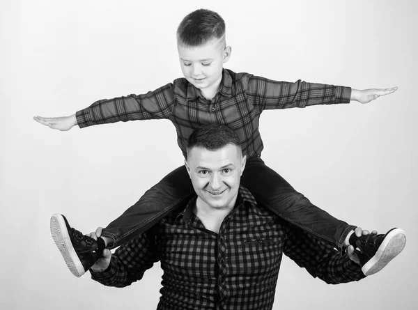 Familia feliz juntos. Un niño pequeño con papá. Día de los padres. Disfrutando del tiempo juntos. infancia. crianza. padre e hijo con camisa roja a cuadros. Desarrollando una nueva línea de moda. sensación de libertad — Foto de Stock