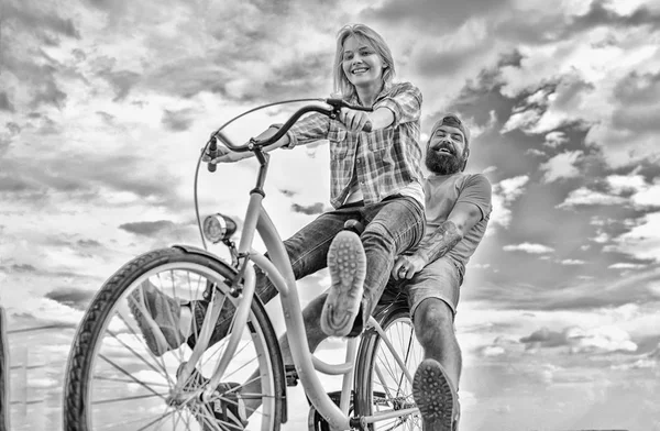 Аренда велосипедов или велосипедов на короткое время. Пара с велосипедом романтическое свидание небо фоне. Пара влюблённых на велосипеде. Исследуй город. Мужчина и женщина арендуют велосипед, чтобы открыть для себя город как турист — стоковое фото