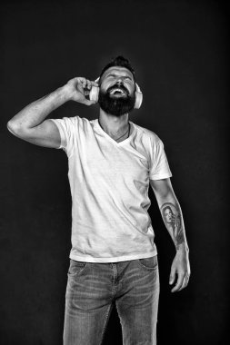 Olgun hippi sakallı. Acımasız adam kendinden emin ve yakışıklı. Erkek kuaför bakım. Sakallı adam. Saç ve sakal bakım. mutlu adam kalça ster dinlemek müzik sakallı. mezartaşı ile radyo sinyalleriyle iletilen kitap. acımasız tattoed erkek