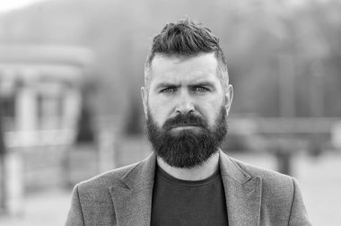 Hipster görünümü. Şık sakal ve bıyık sonbahar ve kış mevsimi. Sakal ve berber konsepti. Sakallı hippi adam şık bir palto. Sakallı ve havalı. Berber ipuçları sakal bırakır