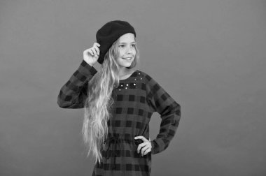 Bere tarzı ilham. Nasıl bere gibi kız moda giyim. Küçük sevimli kız şapka kırmızı arka planda poz uzun saçlı çocuk. Erkek için şık bere aksesuar. Nasıl Fransız bere giyim