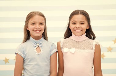 Küçük kızların güzelliği. Güzellik ve moda. Mutlu yüzlü küçük kızlar. Güzel hissediyorum..