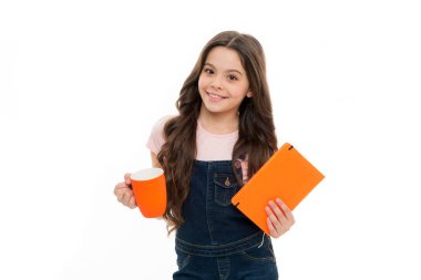 Zihnini ve bedenini sabah doldur. Elinde bardak ve not defteri tutan tatlı bir kız öğrenci. Küçük çocuk sabah çayı ya da süt içiyor. Okul çocuğu sabah kahvaltı yapıyor. Küçük kız sabah yemeğinin tadını çıkarıyor.