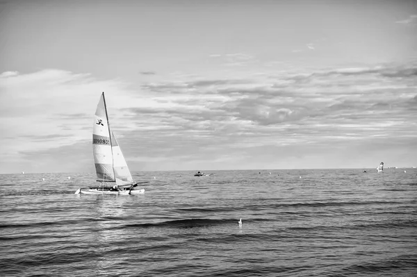 Jacht oder Segelboot segelt — Stockfoto