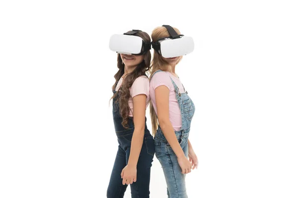 Kihasználva ezt az új technológiát. Imádnivaló gyerekek, akik VR technológiát használnak a tanuláshoz és a játékhoz. Aranyos kisgyermekek tapasztalnak innovatív technológiát. A technológia ott van, utánozd a helyet. — Stock Fotó