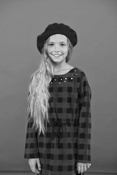 Miúda menina bonito com cabelos longos posando em chapéu fundo vermelho. Acessório de boina na moda de mulher. Como usar boina francesa. Inspiração de estilo boina. Como usar boina como menina da moda — Fotografia de Stock