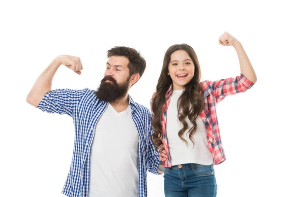 Fuerte como mi padre. Los mejores amigos de papá y niño muestran un gesto bíceps. La paternidad y la infancia. Concepto del día de los padres. Padre encantador y linda familia fuerte niño. Padre e hija abrazan fondo blanco — Foto de Stock