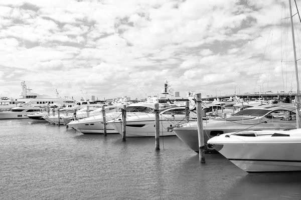 Yachten in der Bucht von Miami Marina am Südstrand mit bewölktem Himmel — Stockfoto