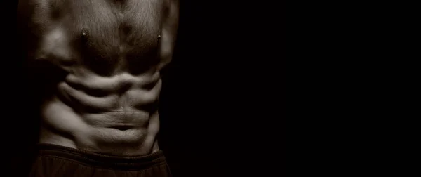 ジムで筋肉トレーニングを持つハンサムなボディービルダー男 — ストック写真