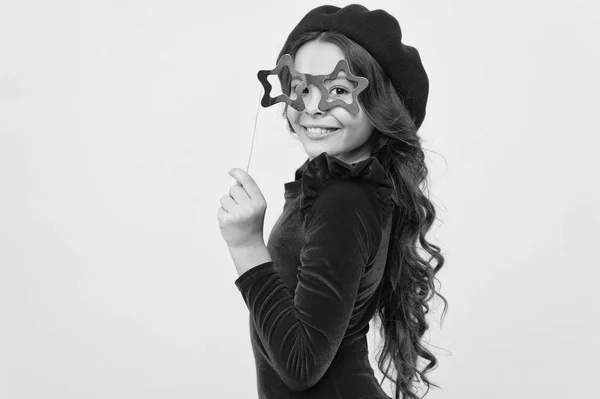 Menina feliz. Felicidade infantil. Dia internacional das crianças. moda de criança pequena. menina pequena criança com cabelo perfeito. Modelo de moda glamour. Ambicioso e bonito — Fotografia de Stock