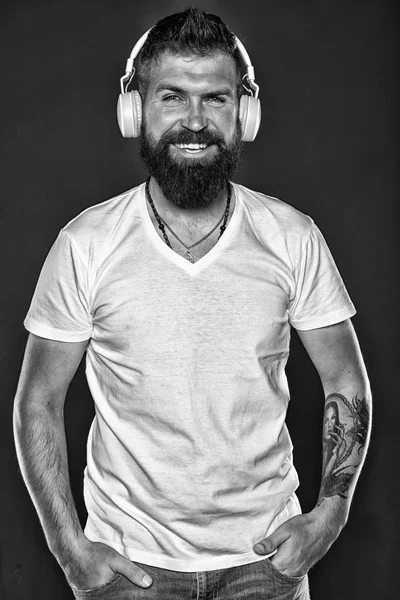 Soins des cheveux et de la barbe. Homme barbu. Un homme Brutal confiant et beau. Soins de coiffeur masculin. Hipster mature avec barbe. homme en casque souriant tout en écoutant de la musique. éducation en ligne. homme avec tatouage — Photo