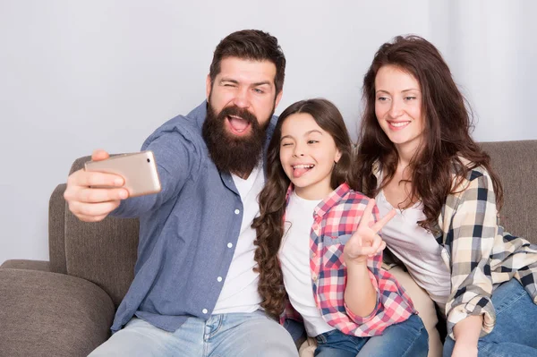 Selfie. Evde mutlu bir aile. Modern akıllı telefon. Küçük kız anne ve baba ile Smartphone kullanın. sakallı adam ve kızı olan kadın. Selfie mani. Aile akıllı telefonda selfie yapmak. Eğlenceli yakalama — Stok fotoğraf