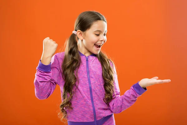 Produktpräsentation. Kinderfreudige Gesichter zeigen etwas auf offener Handfläche. Mädchen demonstrieren Produkt. Werbung und kommerzielles Konzept. Werbung für Produkte für Kinder. Produkteinführung für Kinder — Stockfoto