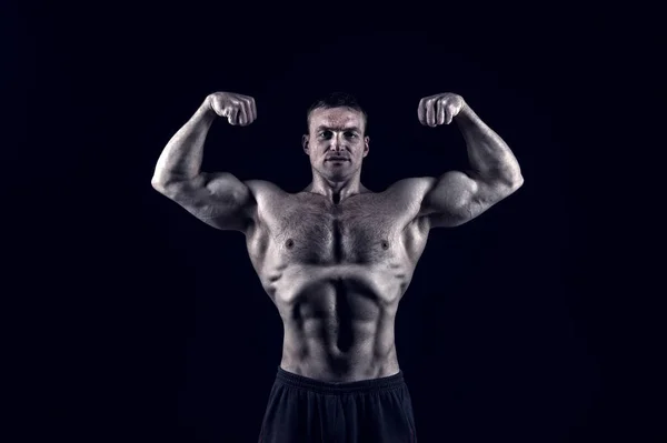 Guapo culturista hombre con entrenamiento muscular en el gimnasio —  Fotos de Stock