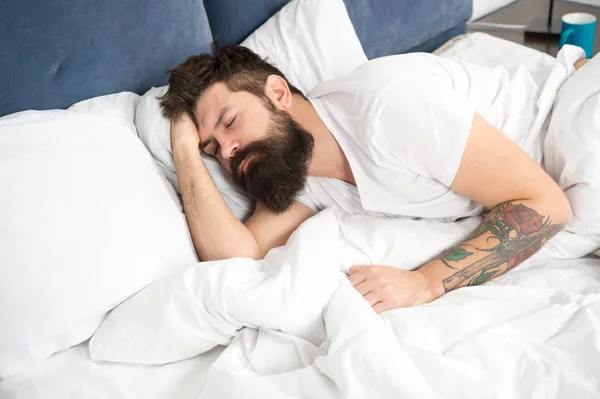 Butuh istirahat. Konsep gangguan tidur. Pria berjenggot hipster mengalami masalah dengan tidur. Pria berbaring di tempat tidur mencoba untuk bersantai dan tertidur. Teknik relaksasi. Pelanggaran tidur dan terjaga. — Stok Foto