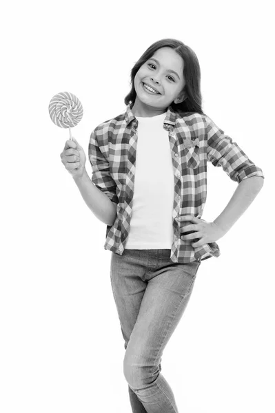 Édes boldogság. Lehet cukrot tesz bennünket boldoggá. Lány nevető hold édes nyalóka. Mint édességet nyalóka lány elszigetelt fehér háttér. A gyermek táplálkozás ellenőrzés. Édesszájú, és az élelmiszer-függőség — Stock Fotó