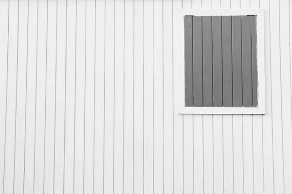 Buntes geschlossenes Fenster an Holzwand — Stockfoto