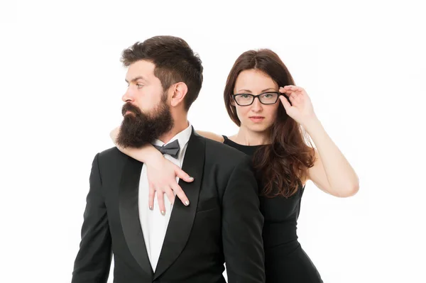 Liefdesrelatie en romantiek. Valentijnsdag. Zakenman met baard en dame. Tuxedo man en elegante vrouw op formeel feest. sexy verliefd stel. formeel paar geïsoleerd op wit. zakelijke bijeenkomst. mode — Stockfoto