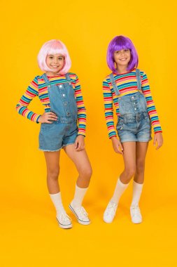 Anime hayranı. Renkli peruklar içinde neşeli arkadaşlar. Anime kostüm partisi konsepti. Animasyon stili renkli grafikleri karakterize etti. Canlı karakterler fantastik temalar. Anime toplantısı. Mutlu küçük kızlar