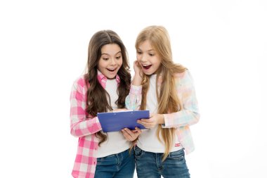 Sınavı geçtik. Okul ders kitabı beyaz arka planlı kızlar. Okul konsepti. İlginç bilgiler. Mutlu sınav sonuçları. İşte sınav sonuçları. Kızlar sevimli öğrenciler sonuç testi var. İyi okul notları