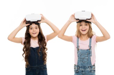 Rahatla, bu bir video oyunu. Oyun kızlar veya oyuncular. Video oyunu için Vr gözlüğü takan sevimli küçük çocuklar. Sanal gerçeklik kulaklık ile sevimli küçük çocuklar pc oyunu oynarken keyfini çıkarın